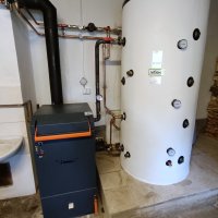 Zplyňovací kotel na dřevo Blaze Harmony NATURAL PLUS 25  vč. akumulační nádoby o objemu 1000L